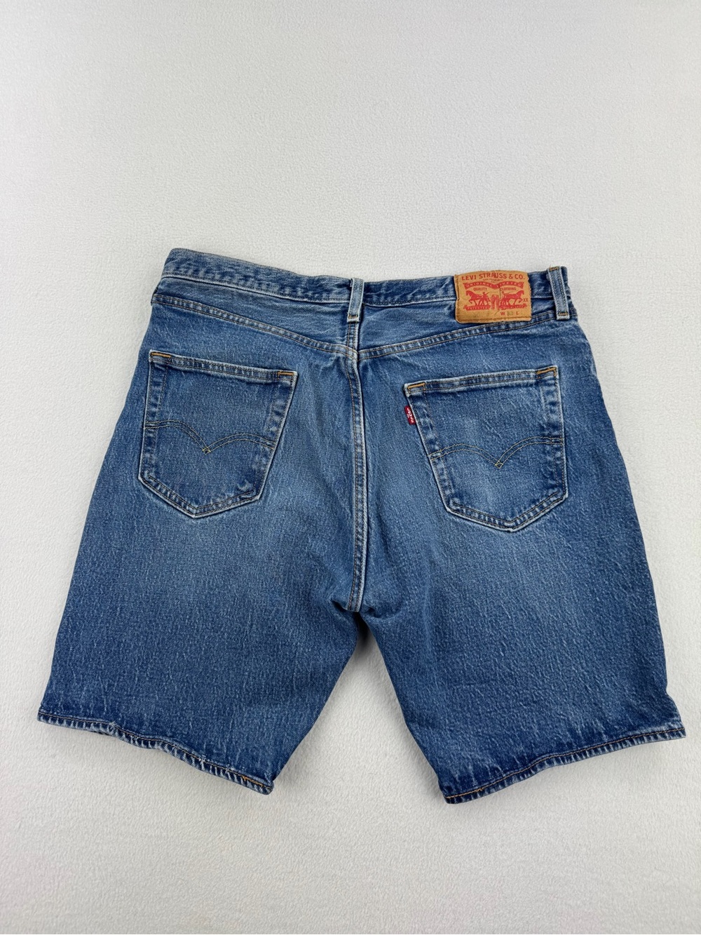 Levis 501 Medium Wash Denim Shorts Button Fly Classic Fit 8” Inseam Men Size 33